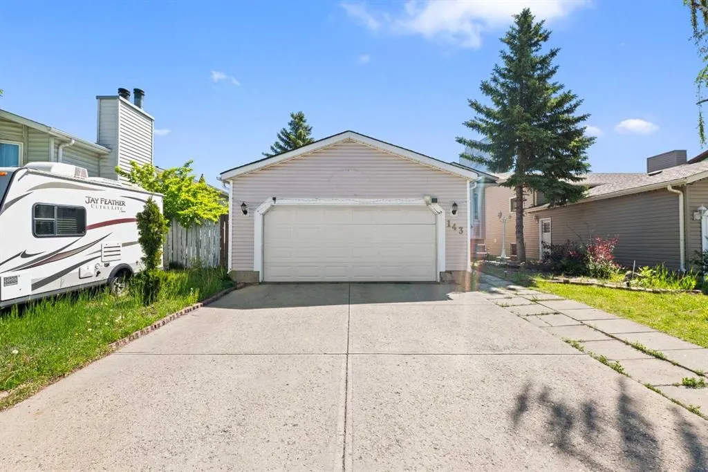 143 Castlebrook Rise NE — photo 2