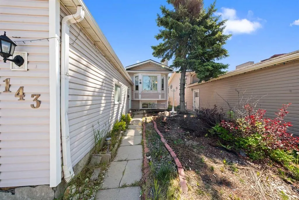 143 Castlebrook Rise NE — photo 3