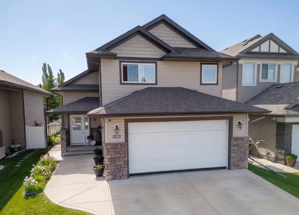 135 Stephenson Crescent — photo 1