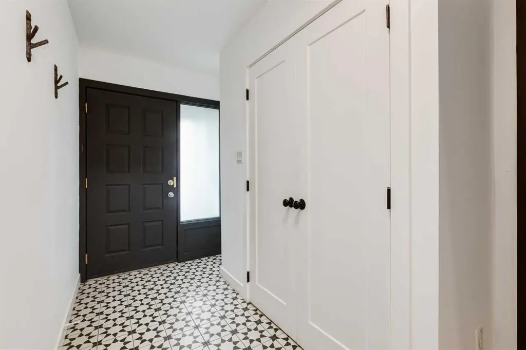 256 Point Mckay Terrace NW — photo 2