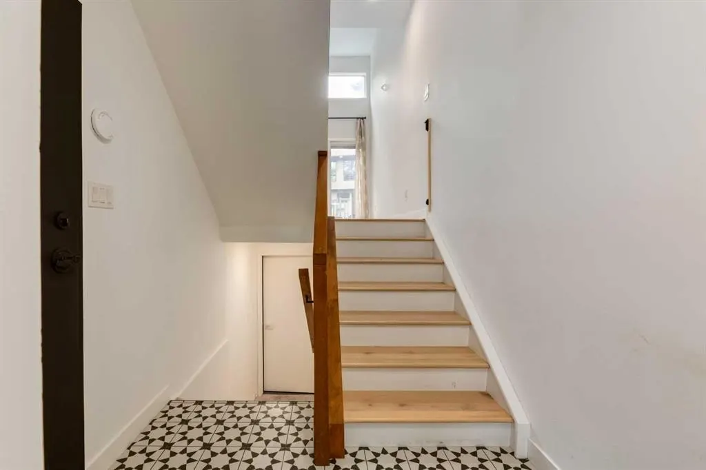 256 Point Mckay Terrace NW — photo 3