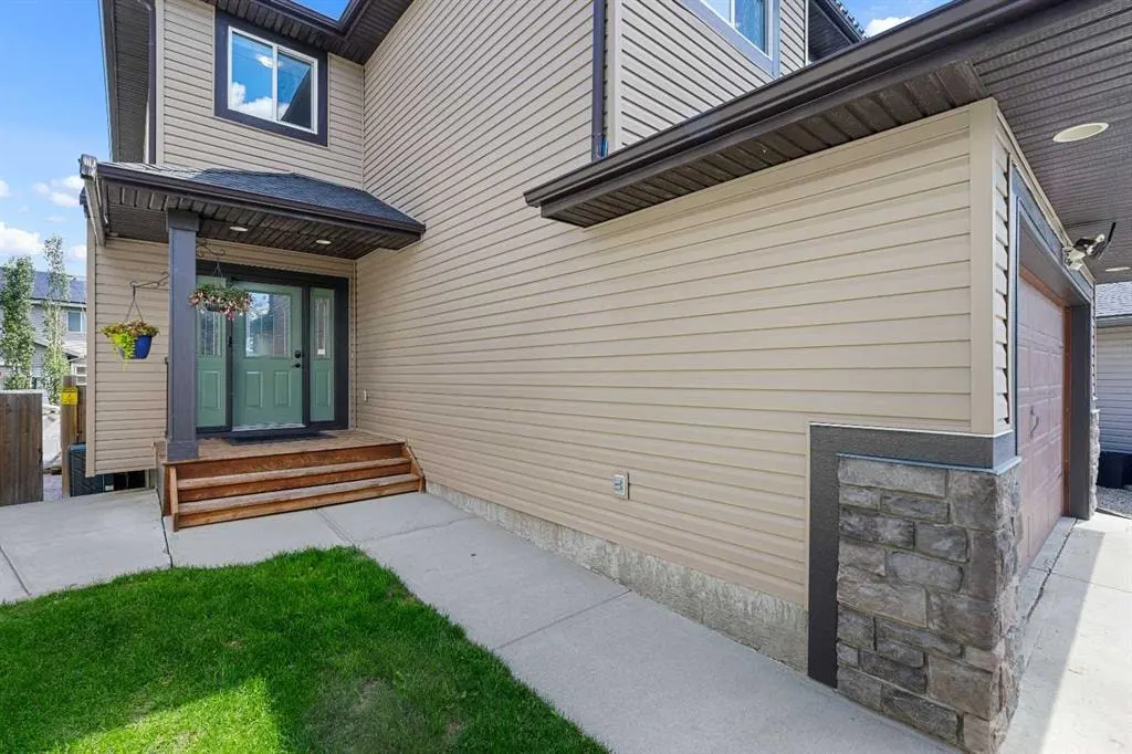 438 Luxstone Green SW — photo 2
