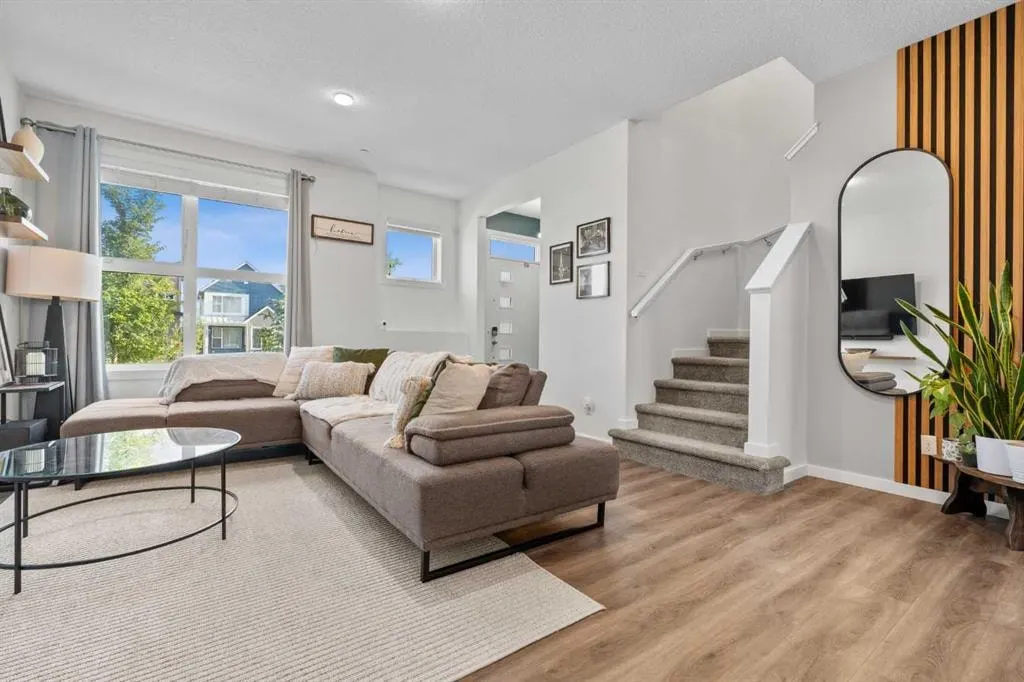 228 Livingston View NE — photo 3