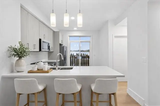 30 Rochester View NW #302