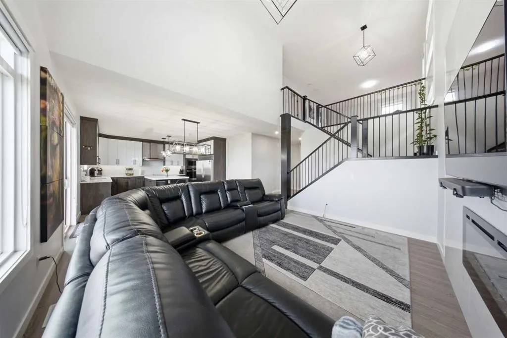 82 Waterford Crescent — photo 2