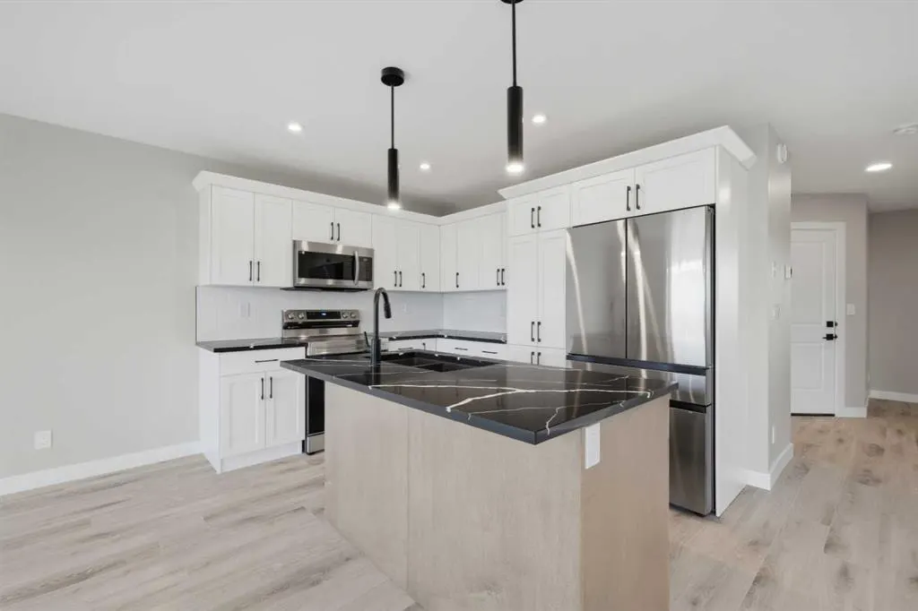 125 Hampton Crescent — photo 2