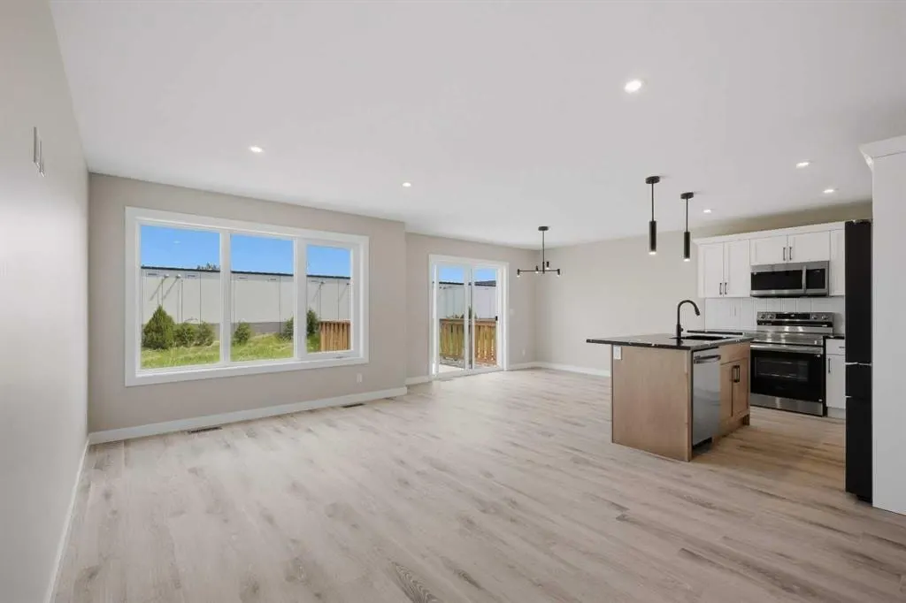 125 Hampton Crescent — photo 3