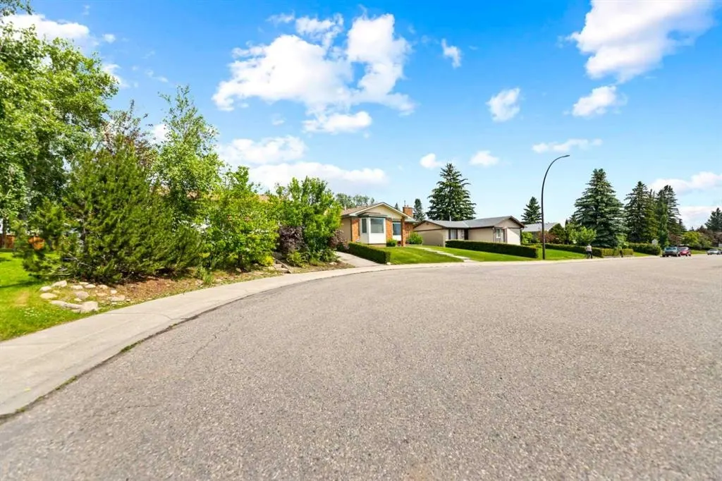 323 maddock Crescent NE — photo 3
