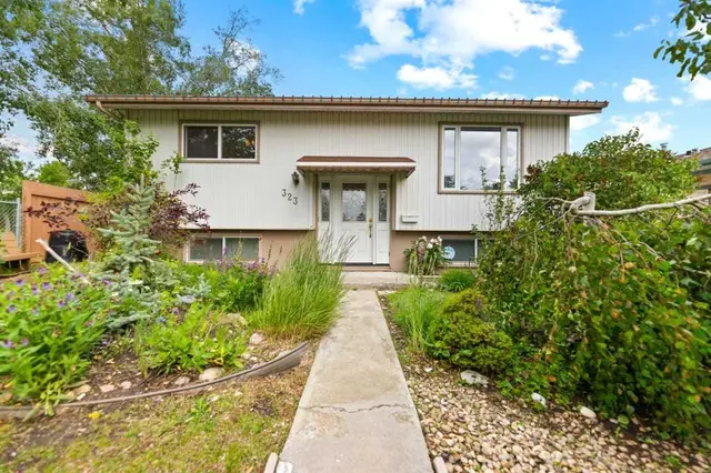 323 maddock Crescent NE