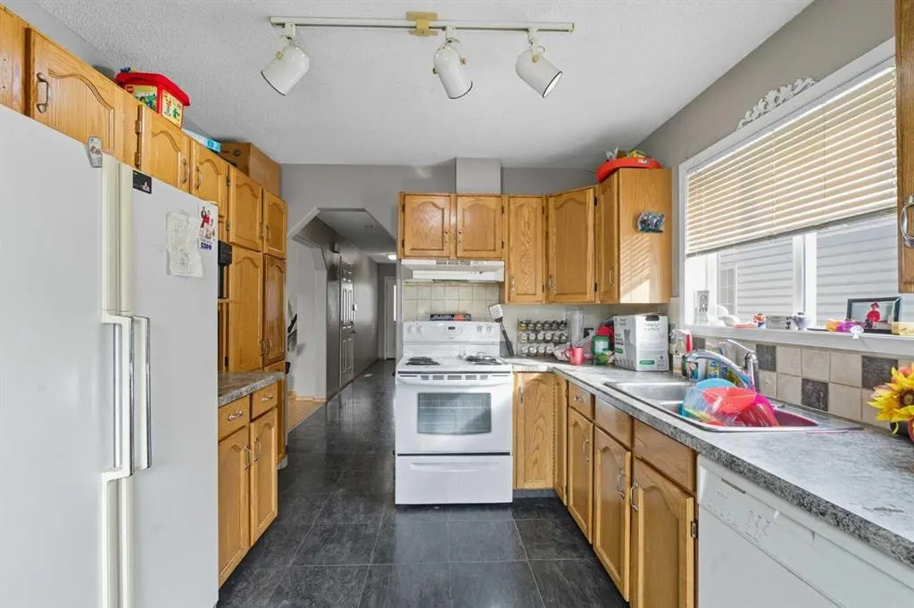 141 Saratoga Close NE — photo 3