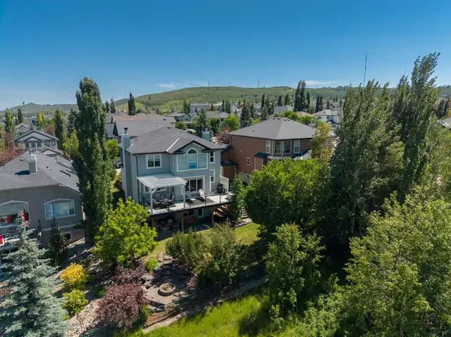 124 Valley Creek Crescent NW