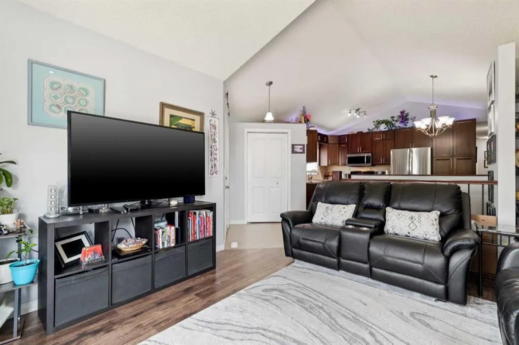 336 Coventry Close NE — photo 3