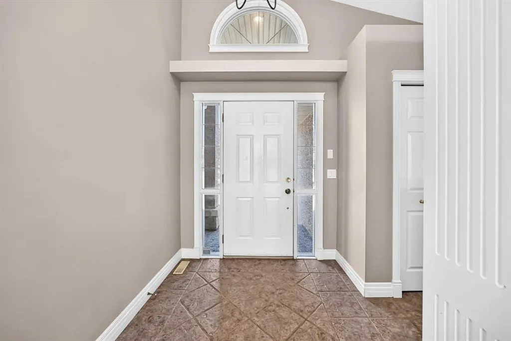 311 Royal Crest Bay NW — photo 3