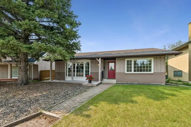 856 Lake Twintree Crescent SE