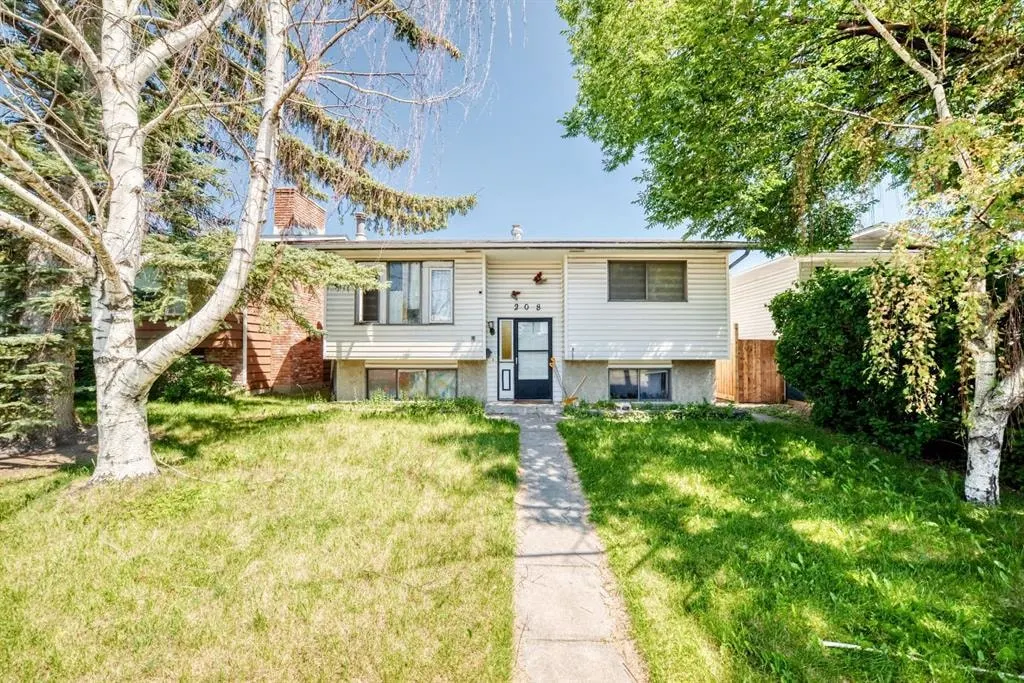 208 Temple Close NE — photo 1