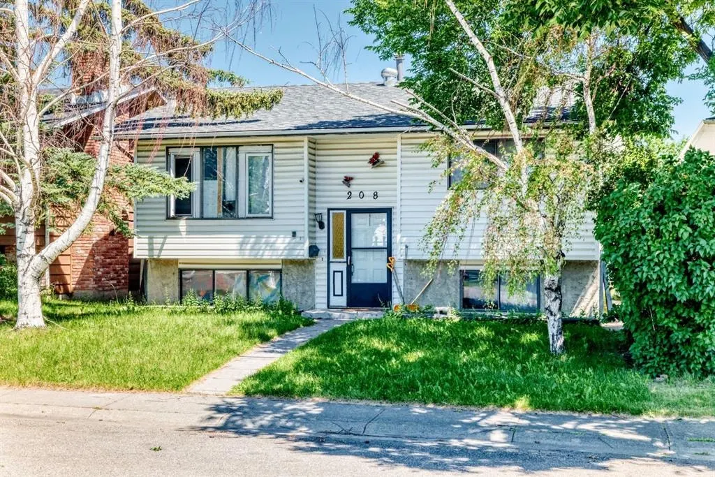 208 Temple Close NE — photo 2
