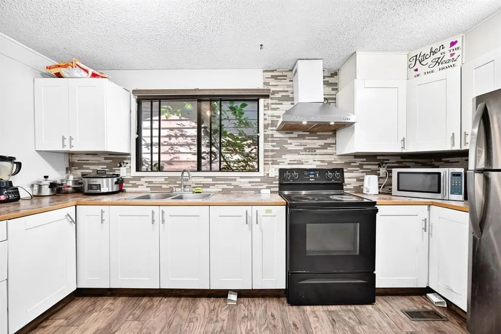 208 Temple Close NE — photo 3