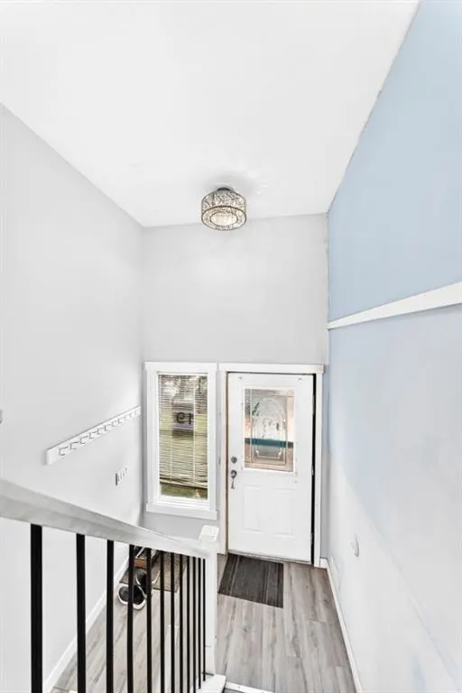 19 Berwick Crescent NW — photo 3