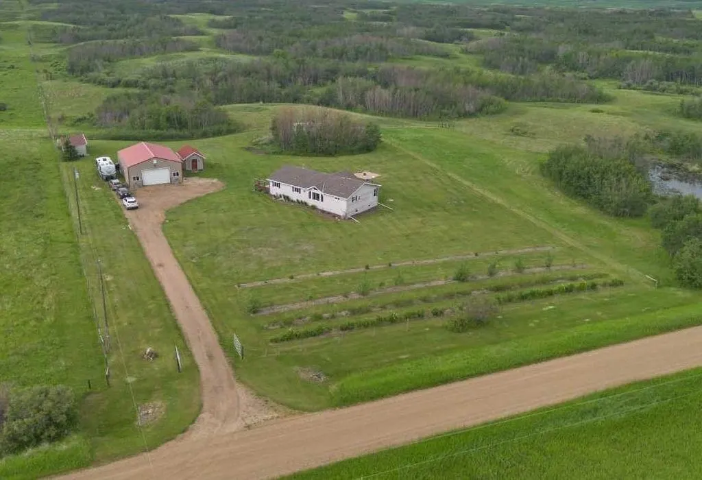 201043 Township Road 342 — photo 1