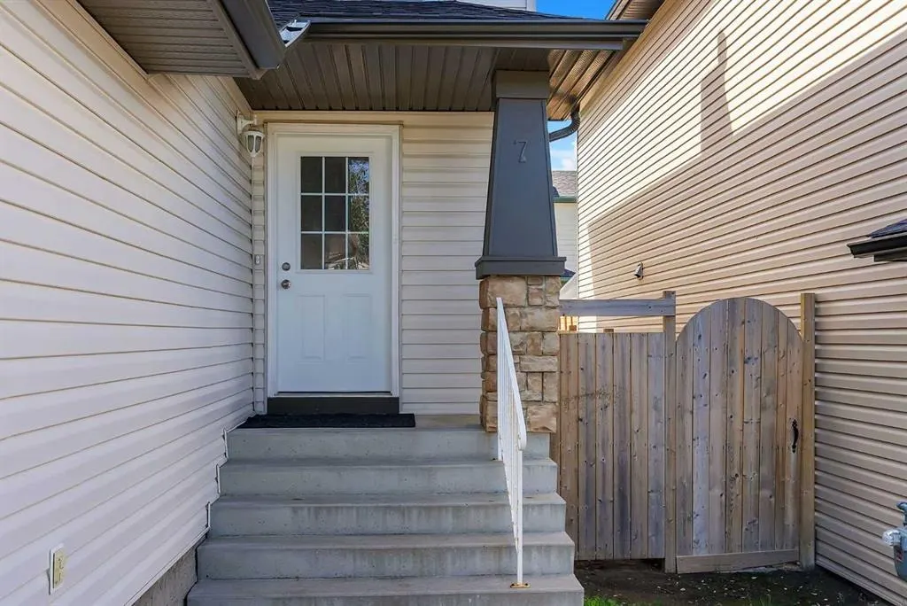 7 Saddlecrest Terrace NE — photo 2