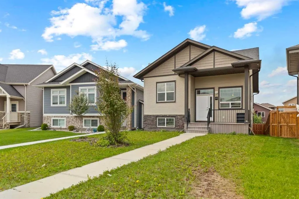 46 Village Crescent — photo 2