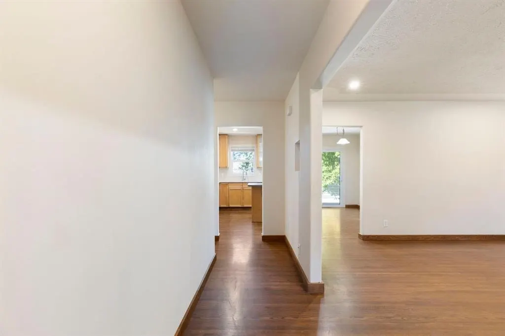 69 Winslow Crescent SW — photo 3
