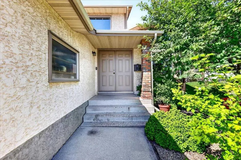 14 Hawkdale Gate NW — photo 2