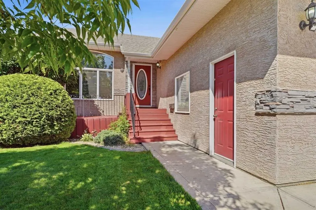 219 Lampard Crescent — photo 3