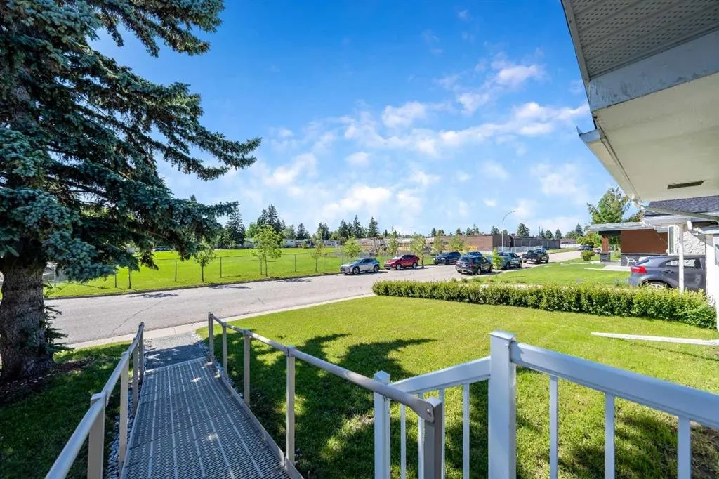629 Agate Crescent SE — photo 3