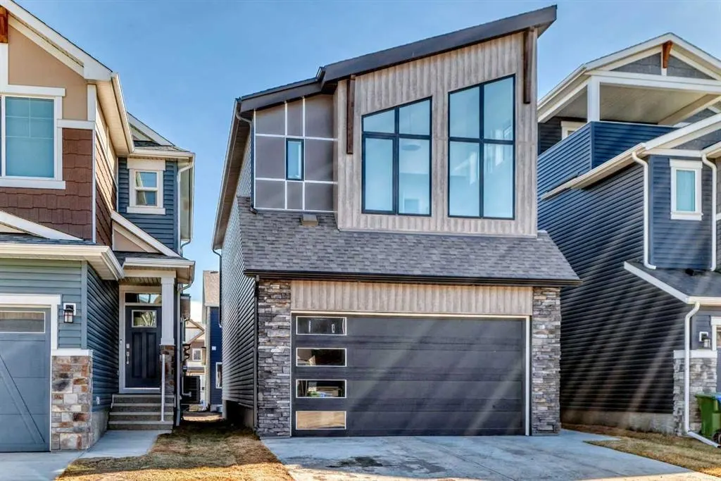 138 Silver Spruce Grove SW — photo 3
