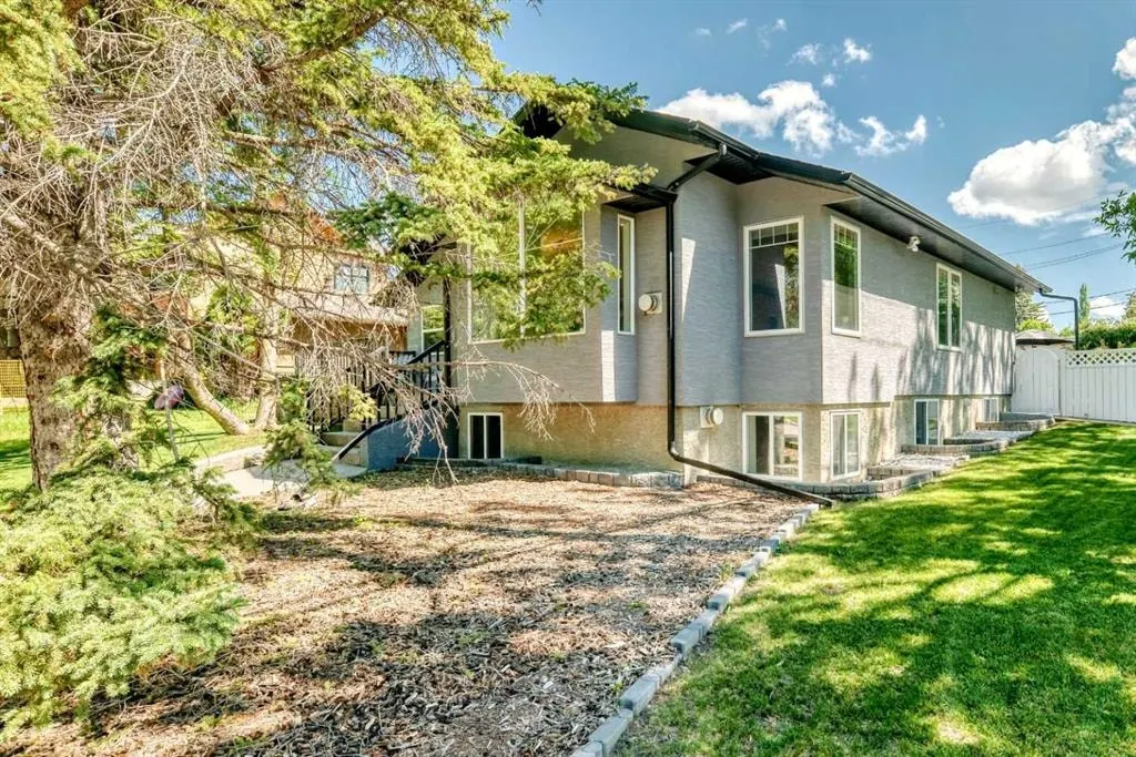 2024 Chicoutimi Drive NW — photo 3