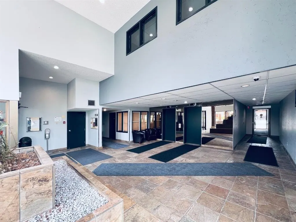 550 Westwood Drive SW #114 — photo 2
