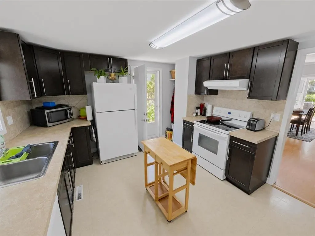 2214 22 Street — photo 3