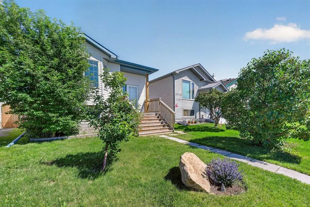 173 Martin Crossing Crescent NE — photo 2