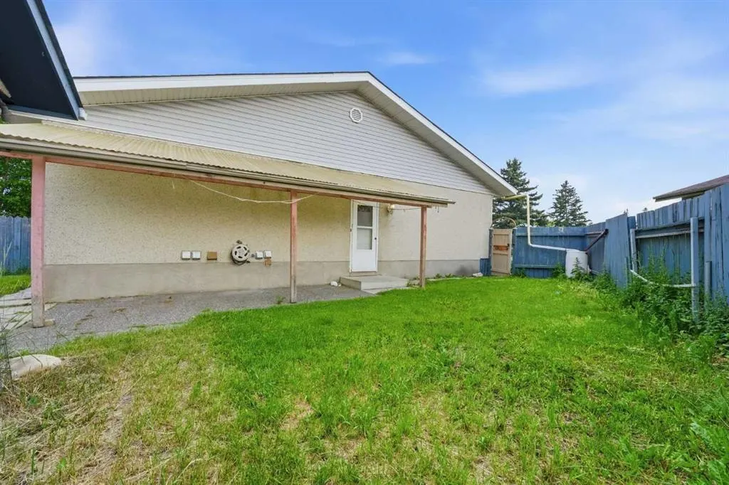 945 Marcombe Drive NE — photo 2