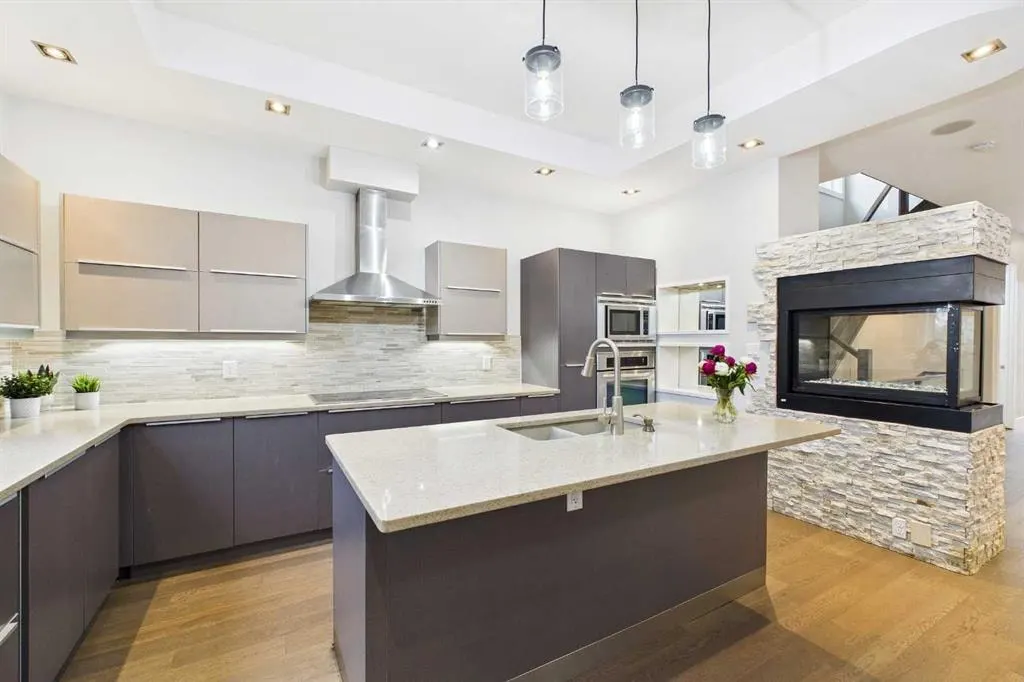 2430 28 Avenue SW — photo 3
