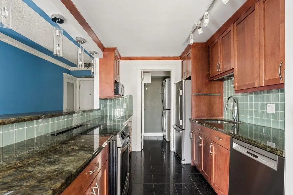 215 14 Avenue SW #803 — photo 2