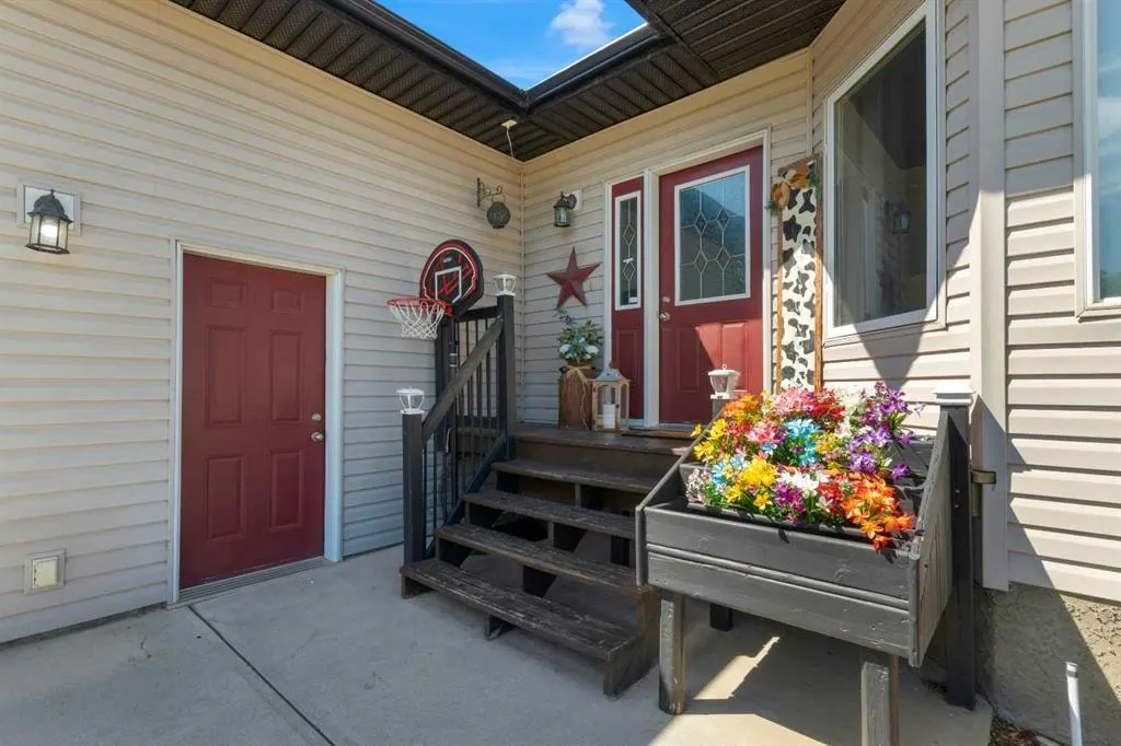 136 Allen Crescent — photo 2