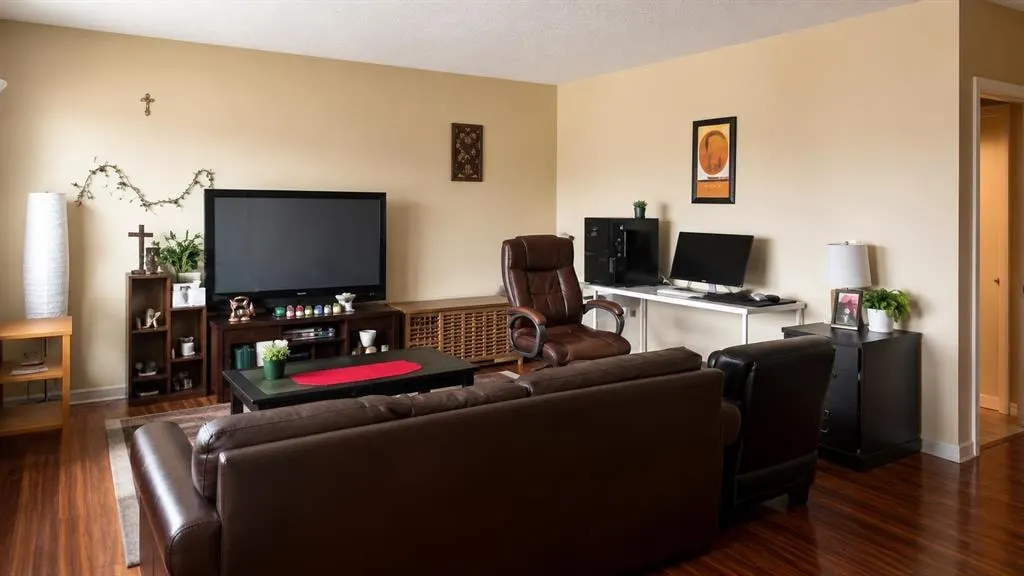 83 Lakeway Boulevard — photo 2