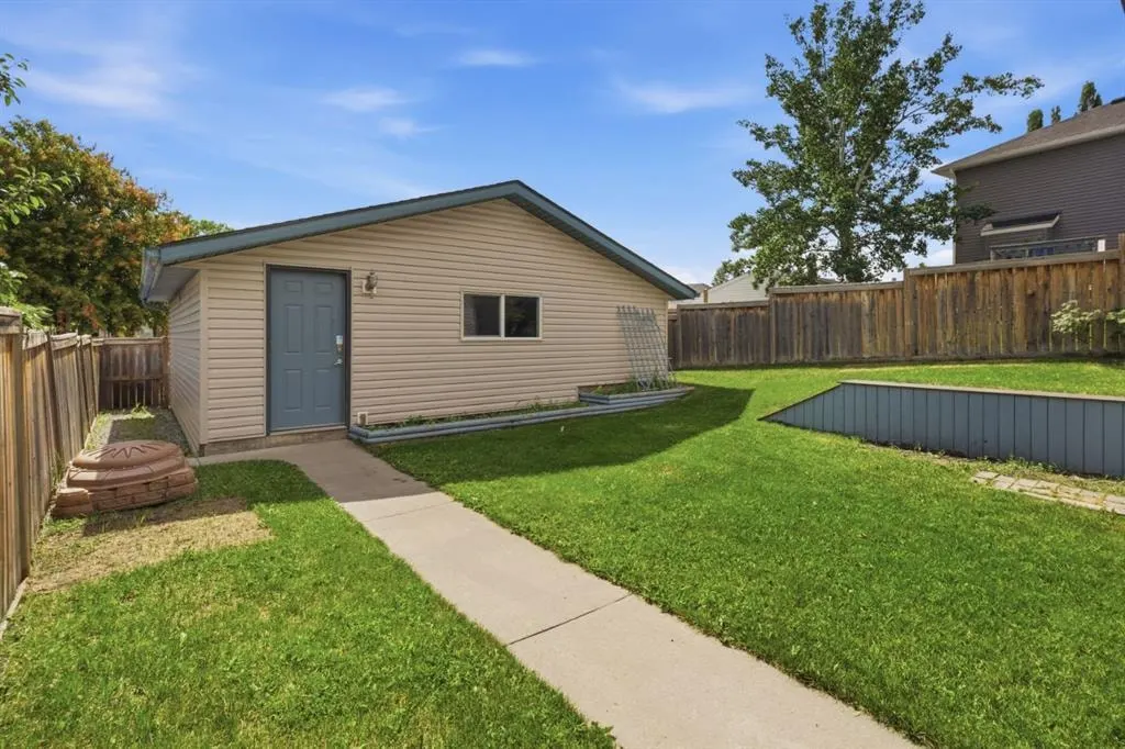 241 Somerside Close SW — photo 3