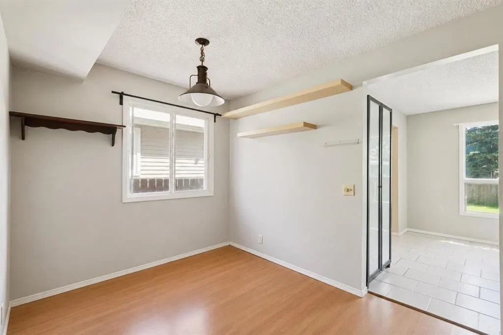 864 Queensland Drive SE — photo 3