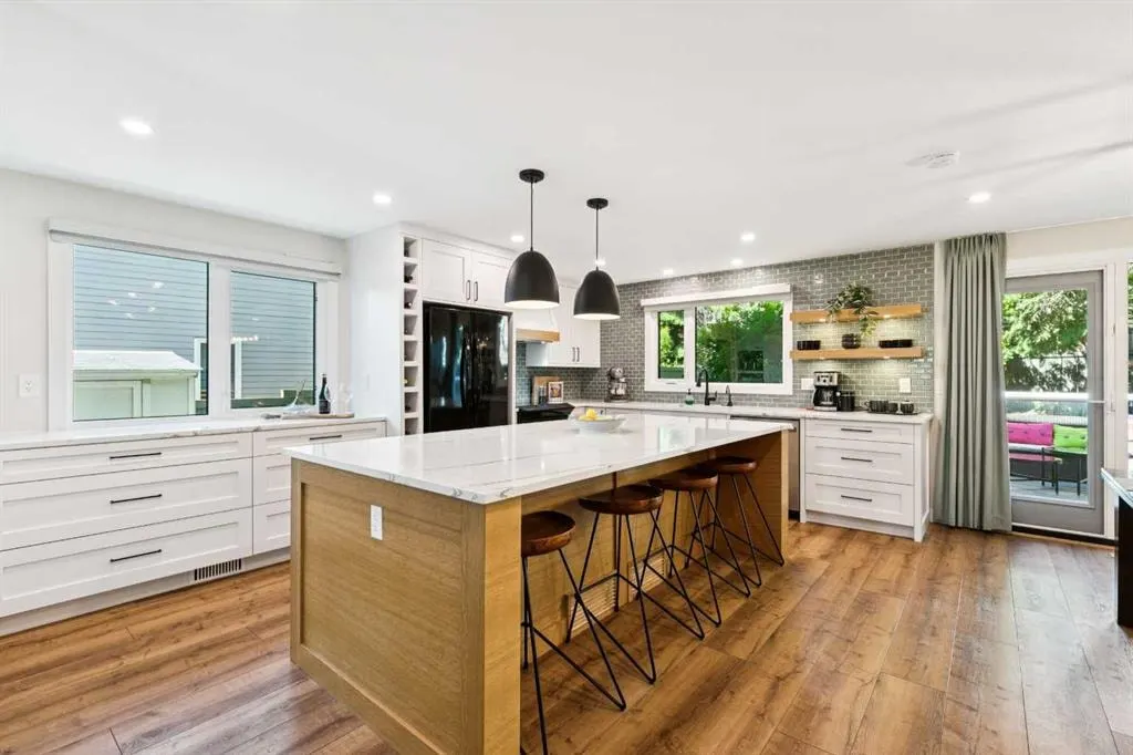 272 Woodfield Road SW — photo 3