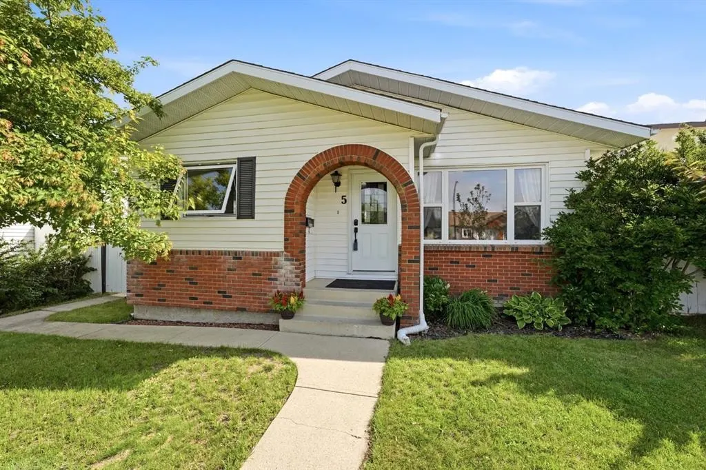 5 Everitt Crescent — photo 1