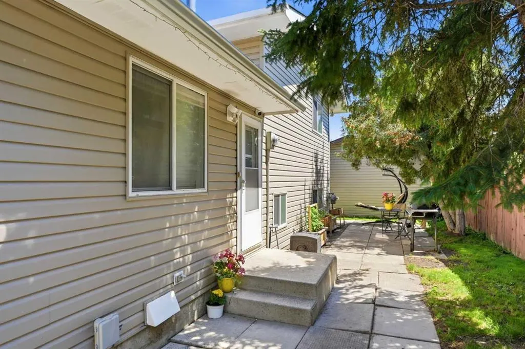 151 Templevale Place NE — photo 3
