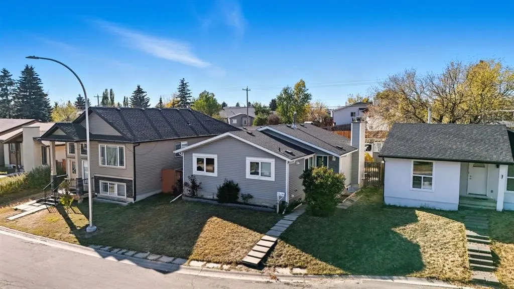 108 Falchurch Crescent NE — photo 2