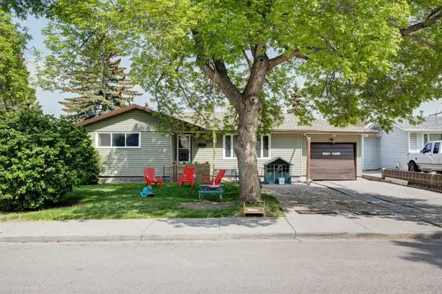 212 Hendon Drive NW