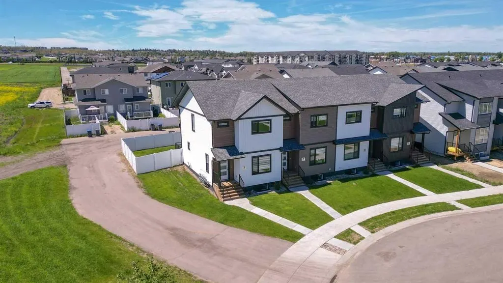 56 Inglis Crescent — photo 2