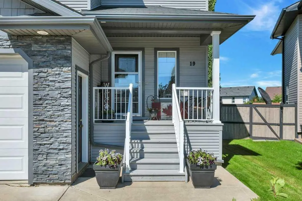 19 Lougheed Close — photo 2