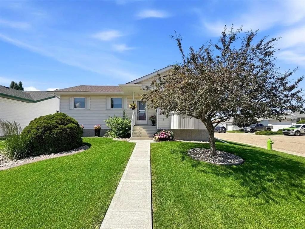 109 Logan Close — photo 1