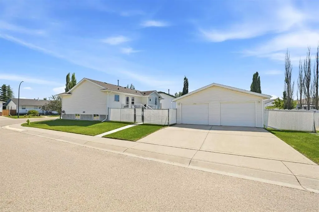 109 Logan Close — photo 2